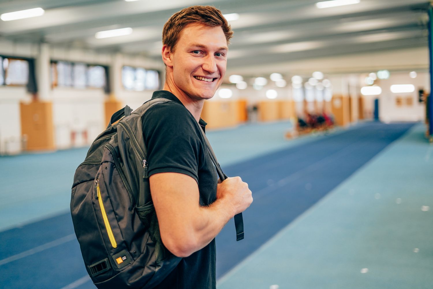 Thomas Röhler mit Dyson Rucksack